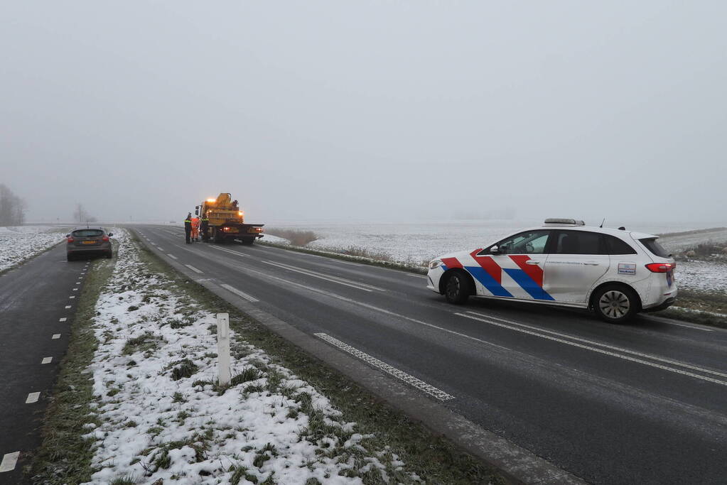 Automobilist belandt in sloot door gladheid