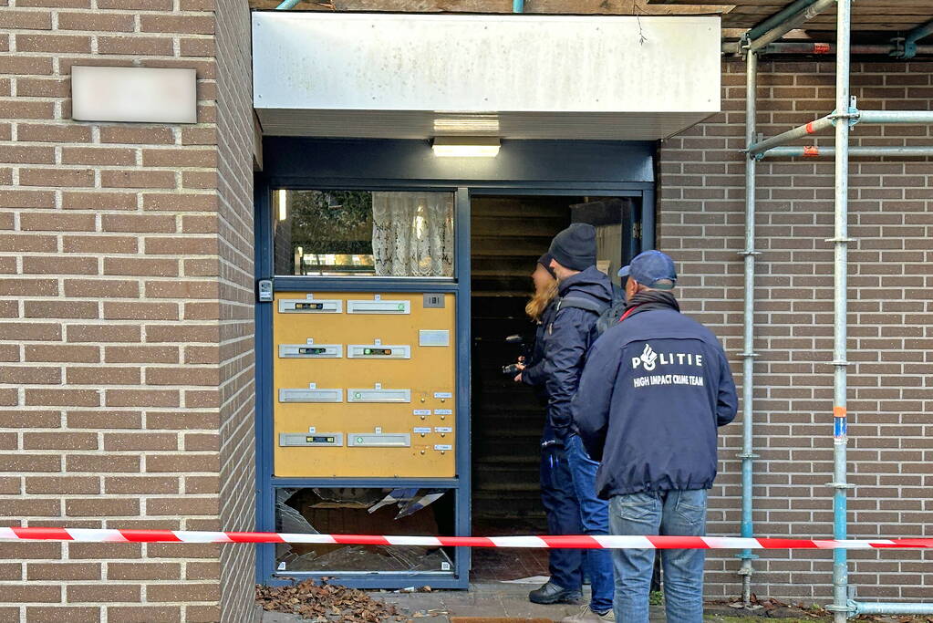 Schade door explosie in portiek