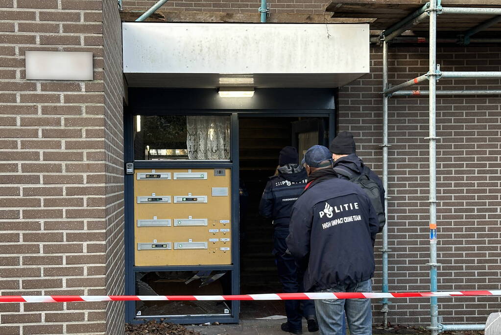 Schade door explosie in portiek