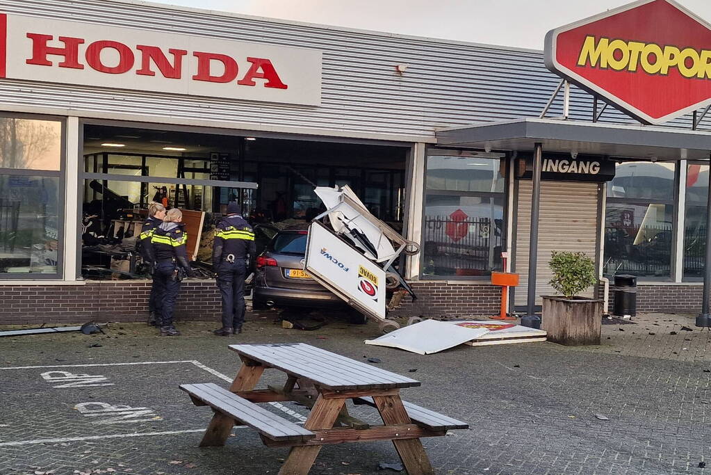 Automobilist rijdt motorzaak binnen