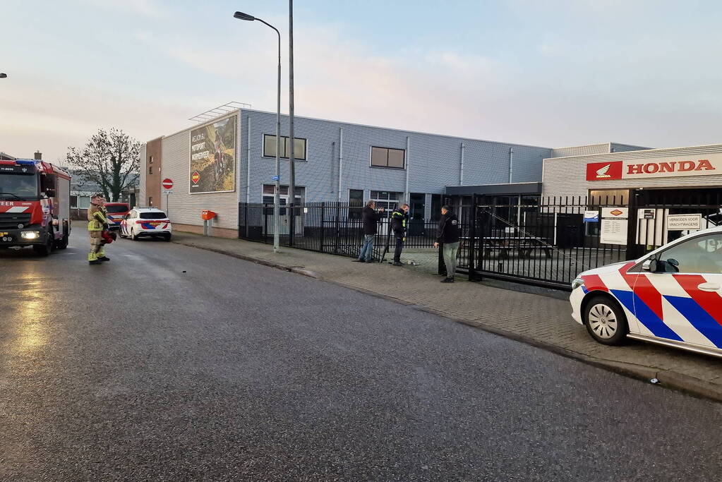 Automobilist rijdt motorzaak binnen