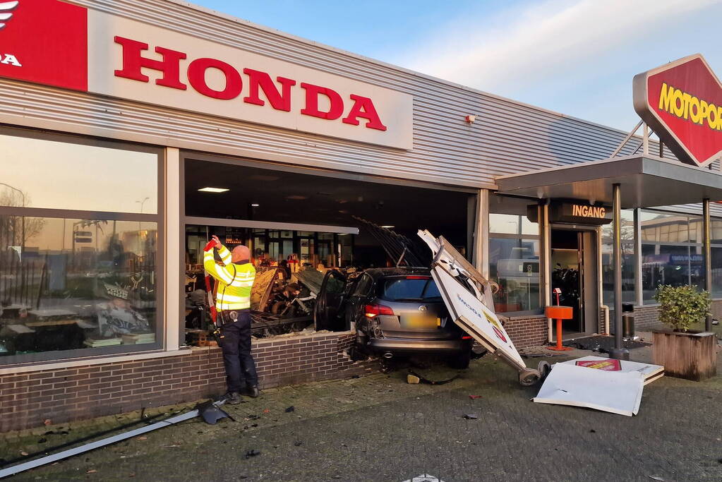 Automobilist rijdt motorzaak binnen