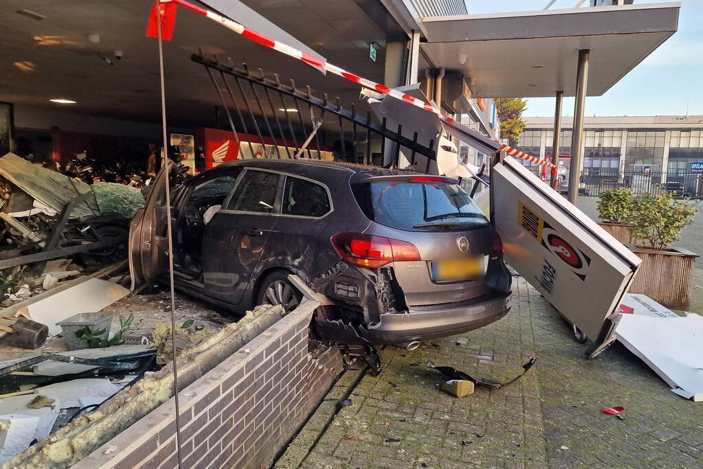 Automobilist rijdt motorzaak binnen