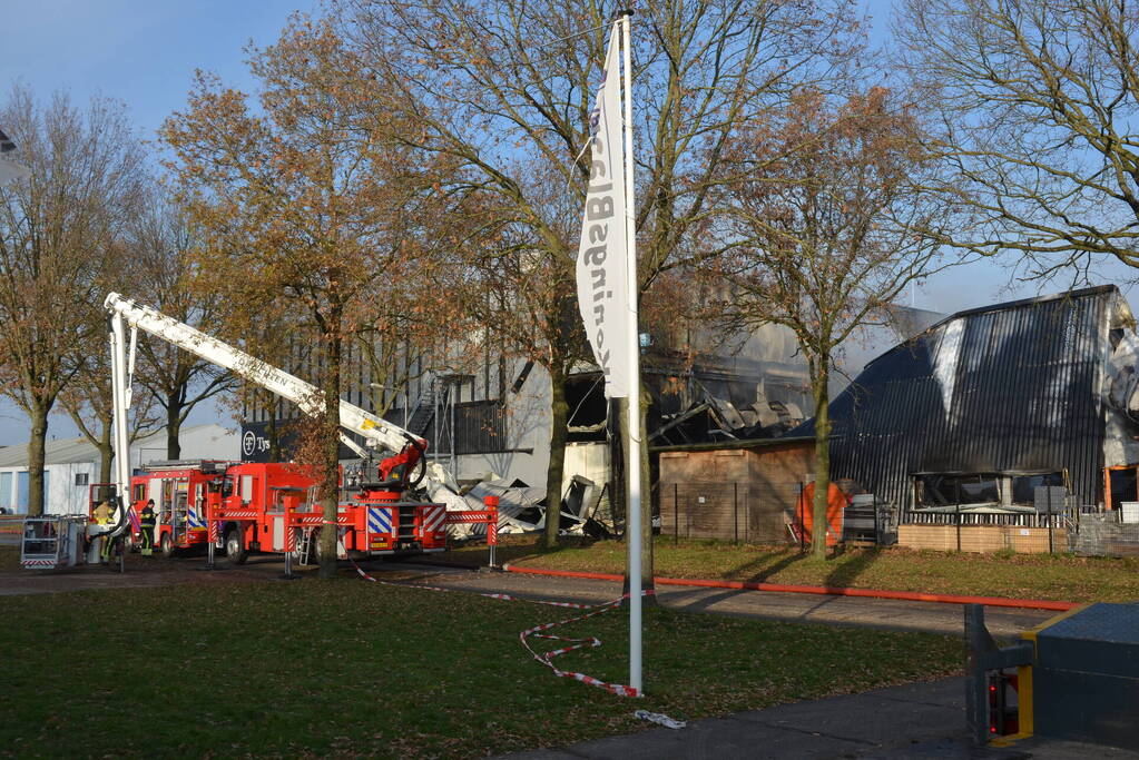 Bedrijfspand verwoest door vlammenzee