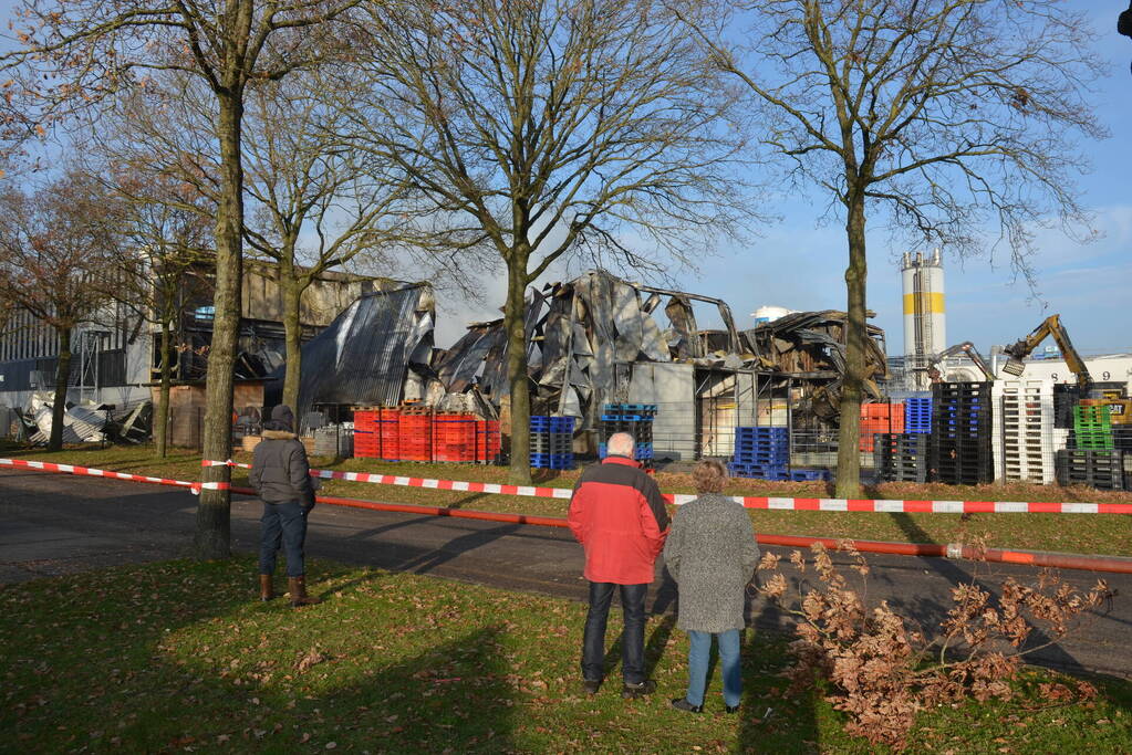 Bedrijfspand verwoest door vlammenzee