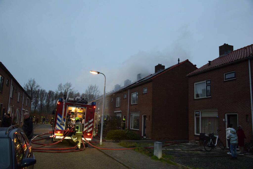 Woonblok ontruimd vanwege hevige brand, mogelijk vuurwerk betrokken