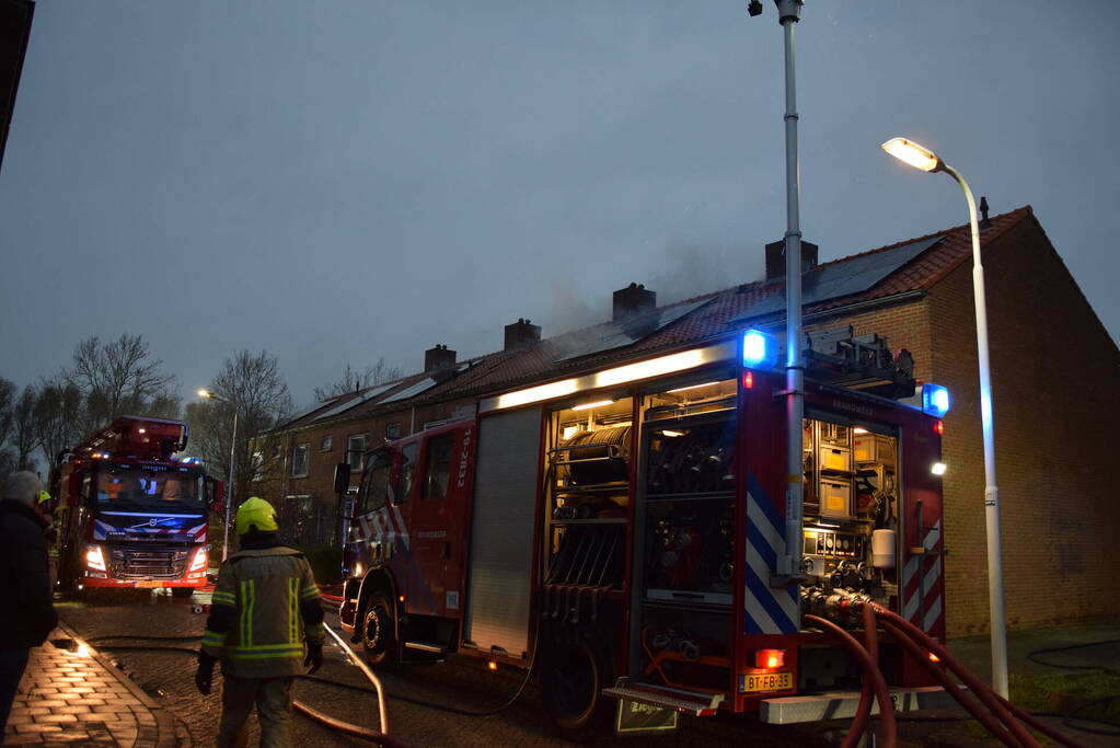 Woonblok ontruimd vanwege hevige brand, mogelijk vuurwerk betrokken