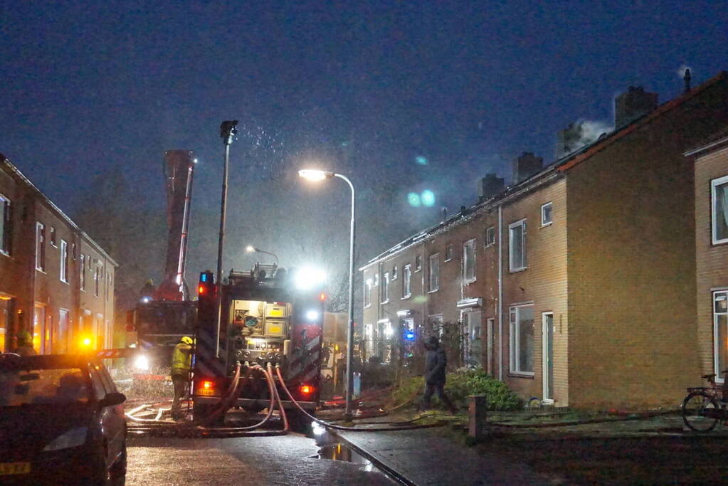 Woonblok ontruimd vanwege hevige brand, mogelijk vuurwerk betrokken