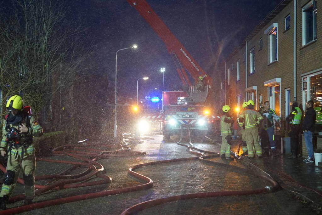 Woonblok ontruimd vanwege hevige brand, mogelijk vuurwerk betrokken