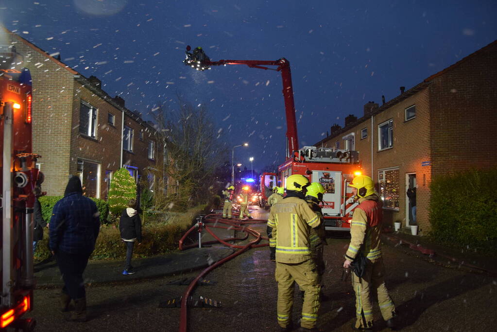 Woonblok ontruimd vanwege hevige brand, mogelijk vuurwerk betrokken