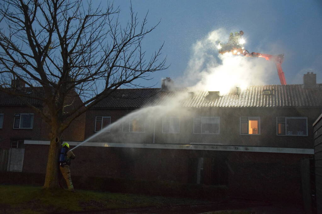 Woonblok ontruimd vanwege hevige brand, mogelijk vuurwerk betrokken