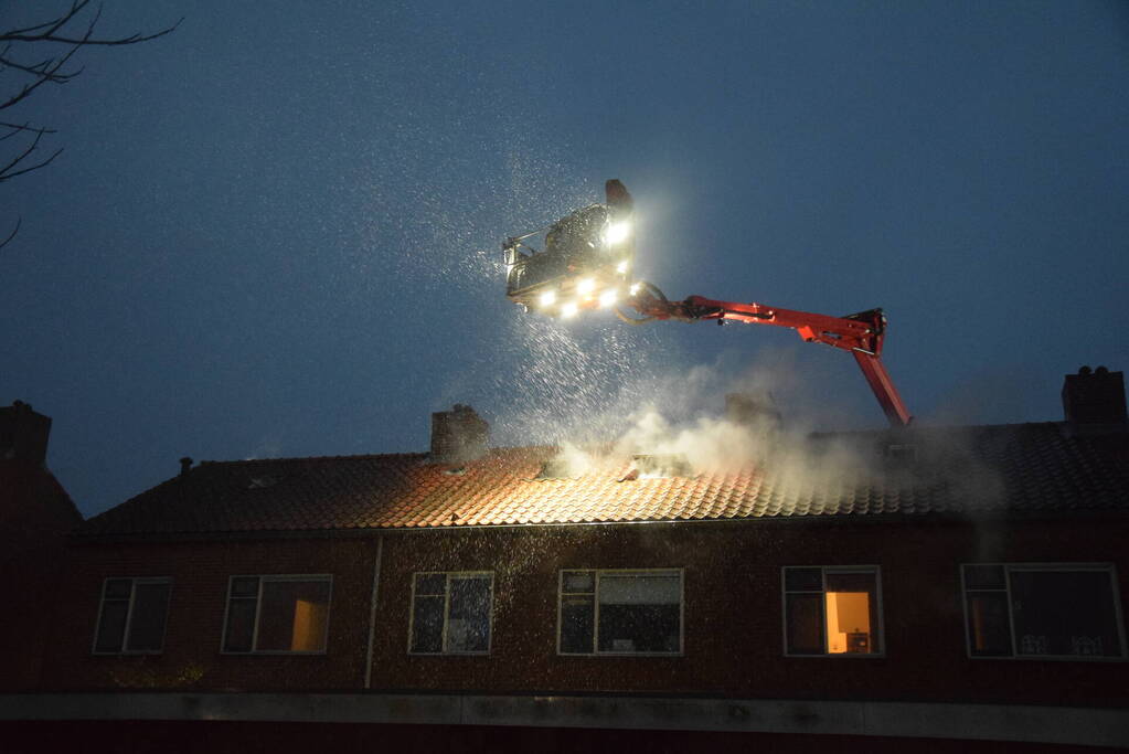 Woonblok ontruimd vanwege hevige brand, mogelijk vuurwerk betrokken