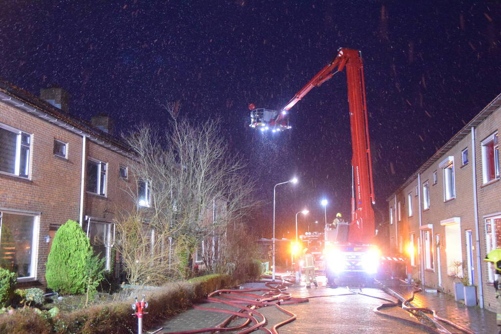 Woonblok ontruimd vanwege hevige brand, mogelijk vuurwerk betrokken