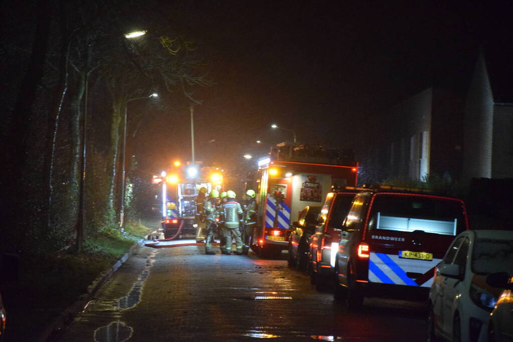 Woonblok ontruimd vanwege hevige brand, mogelijk vuurwerk betrokken