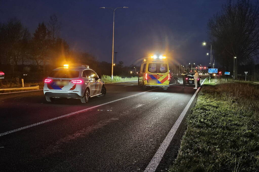 Auto komt in berm en botst op andere auto