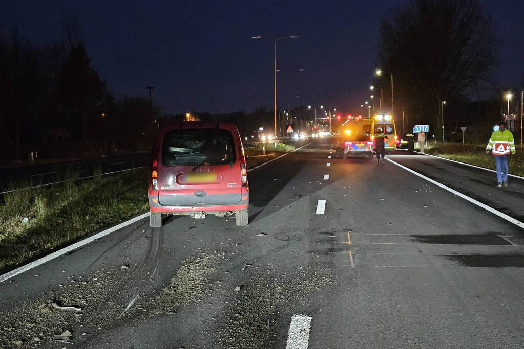 Auto komt in berm en botst op andere auto