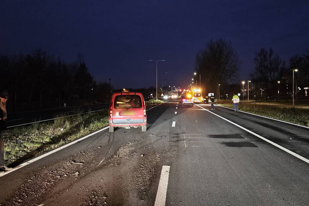 Auto komt in berm en botst op andere auto