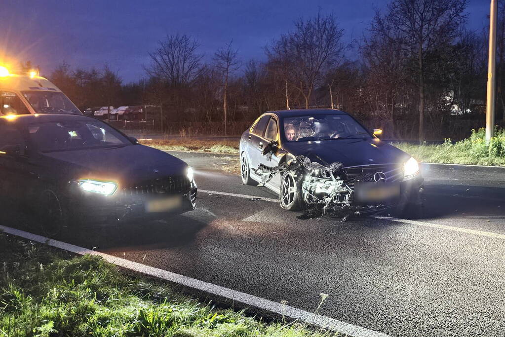 Auto komt in berm en botst op andere auto