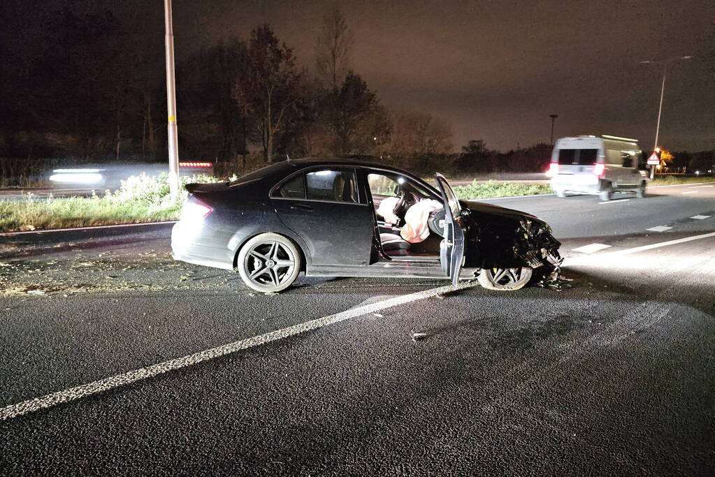 Auto komt in berm en botst op andere auto