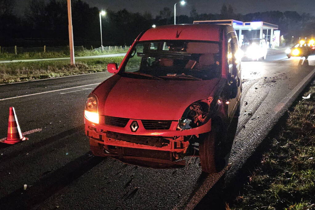 Auto komt in berm en botst op andere auto