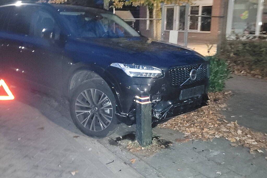 Automobiliste botst op paal na onwelwording