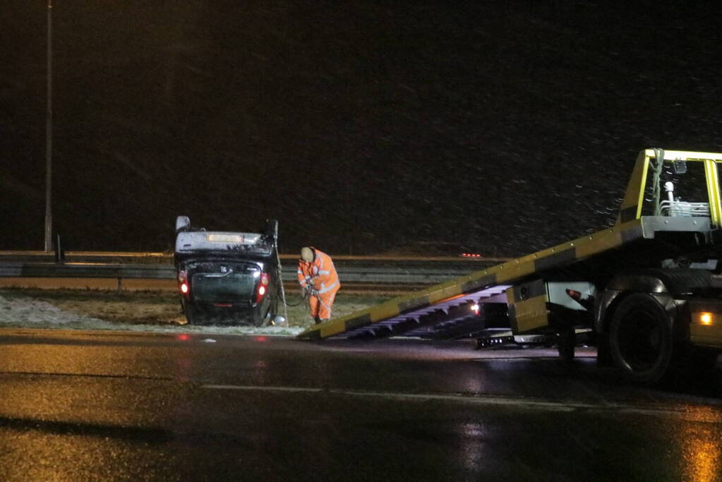 Auto belandt op de kop op snelweg