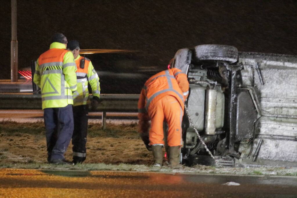 Auto belandt op de kop op snelweg