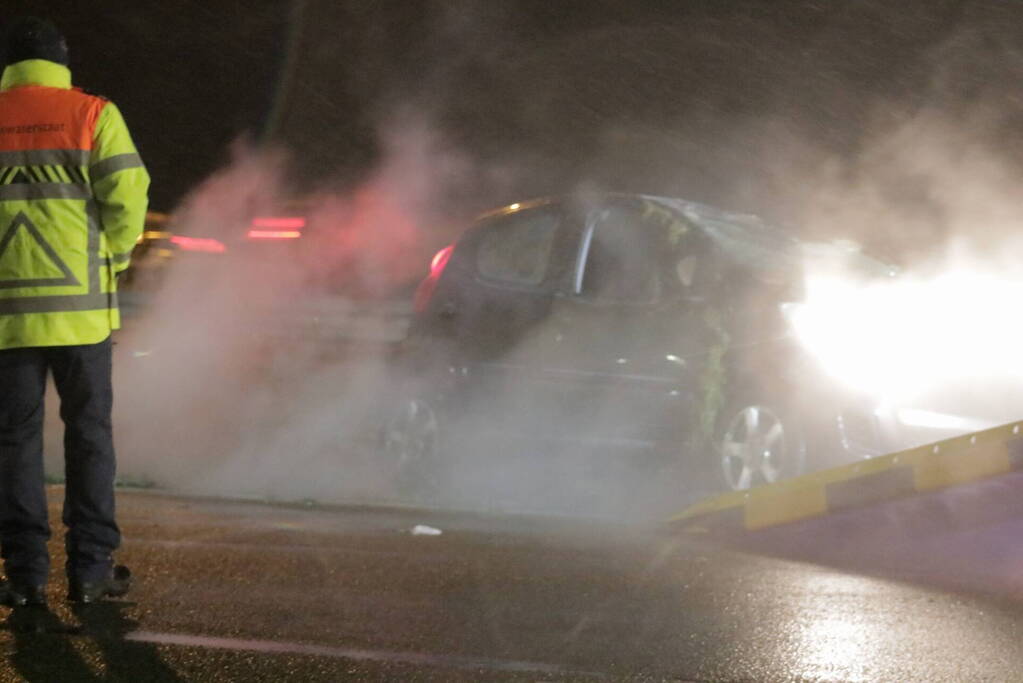 Auto belandt op de kop op snelweg