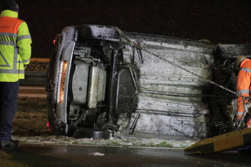 Auto belandt op de kop op snelweg