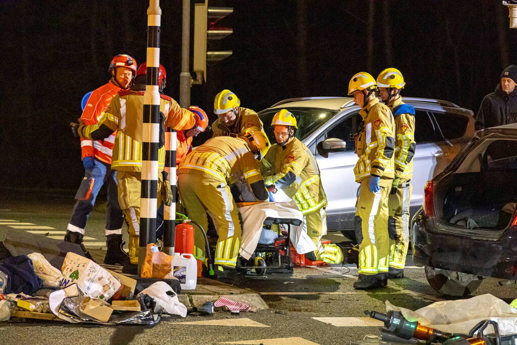 Inzittende bekneld bij verkeersongeval