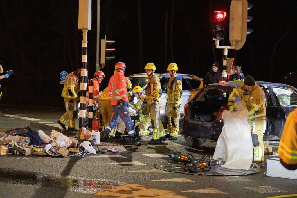 Inzittende bekneld bij verkeersongeval