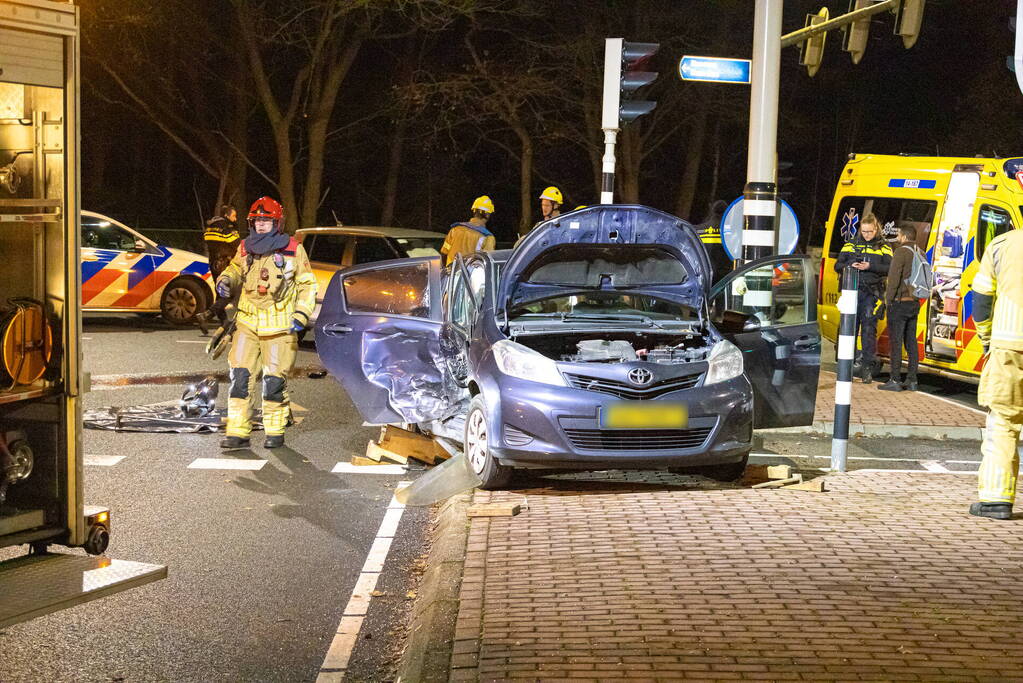 Inzittende bekneld bij verkeersongeval