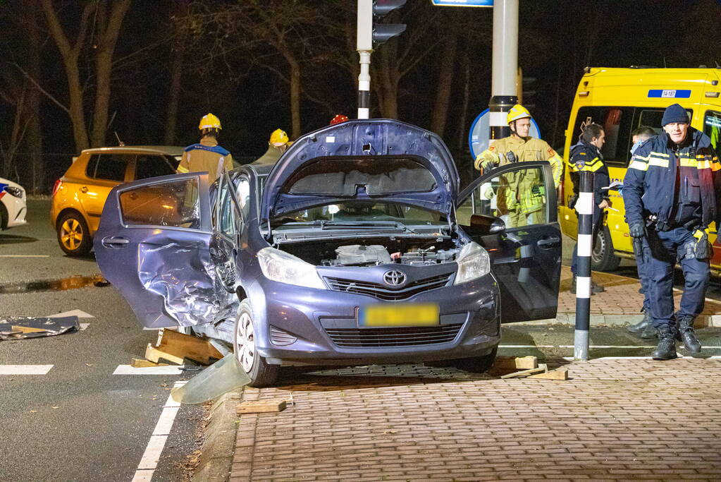 Inzittende bekneld bij verkeersongeval