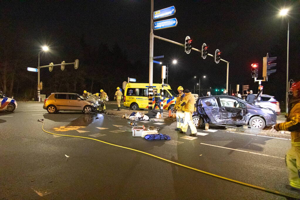 Inzittende bekneld bij verkeersongeval