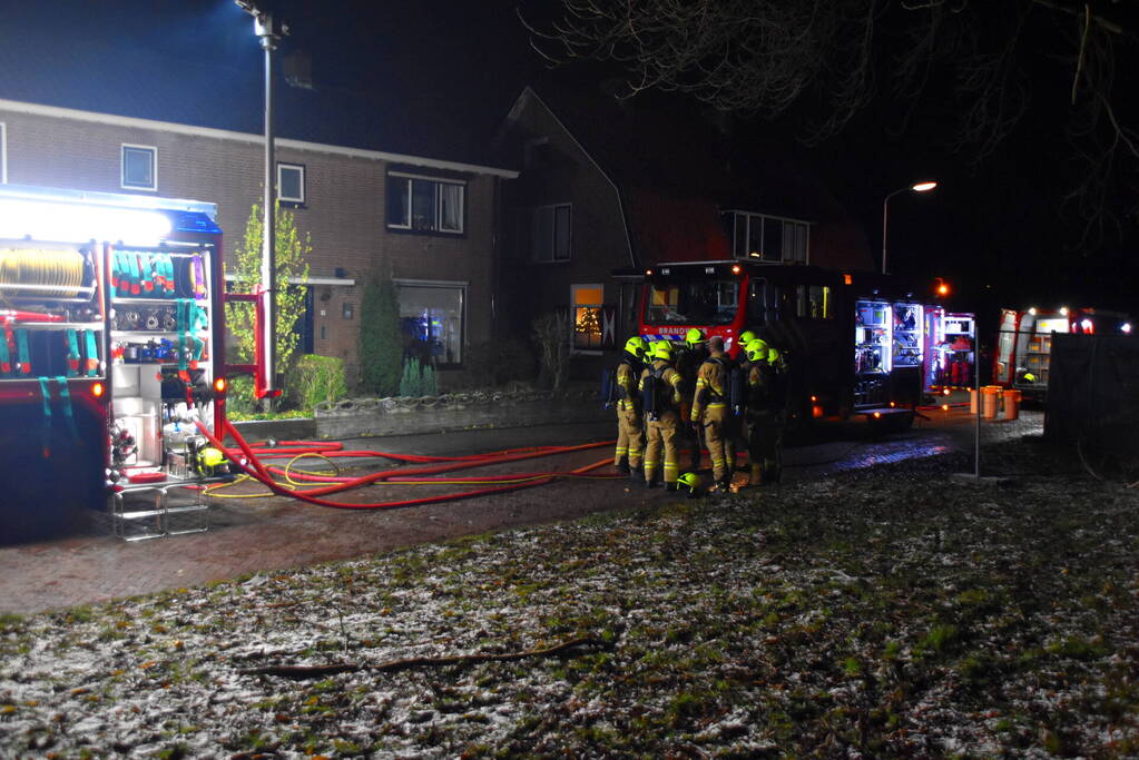 Veel schade na brand onder carport