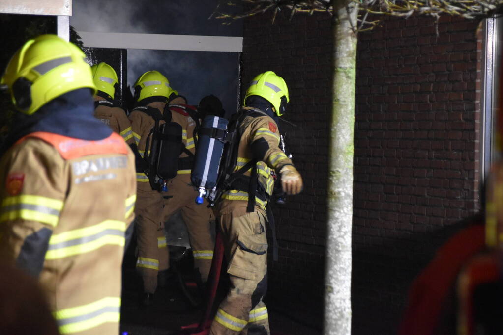 Veel schade na brand onder carport