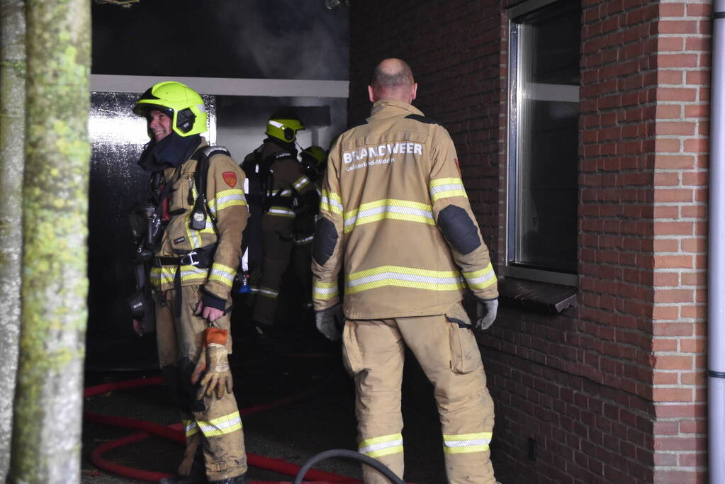 Veel schade na brand onder carport