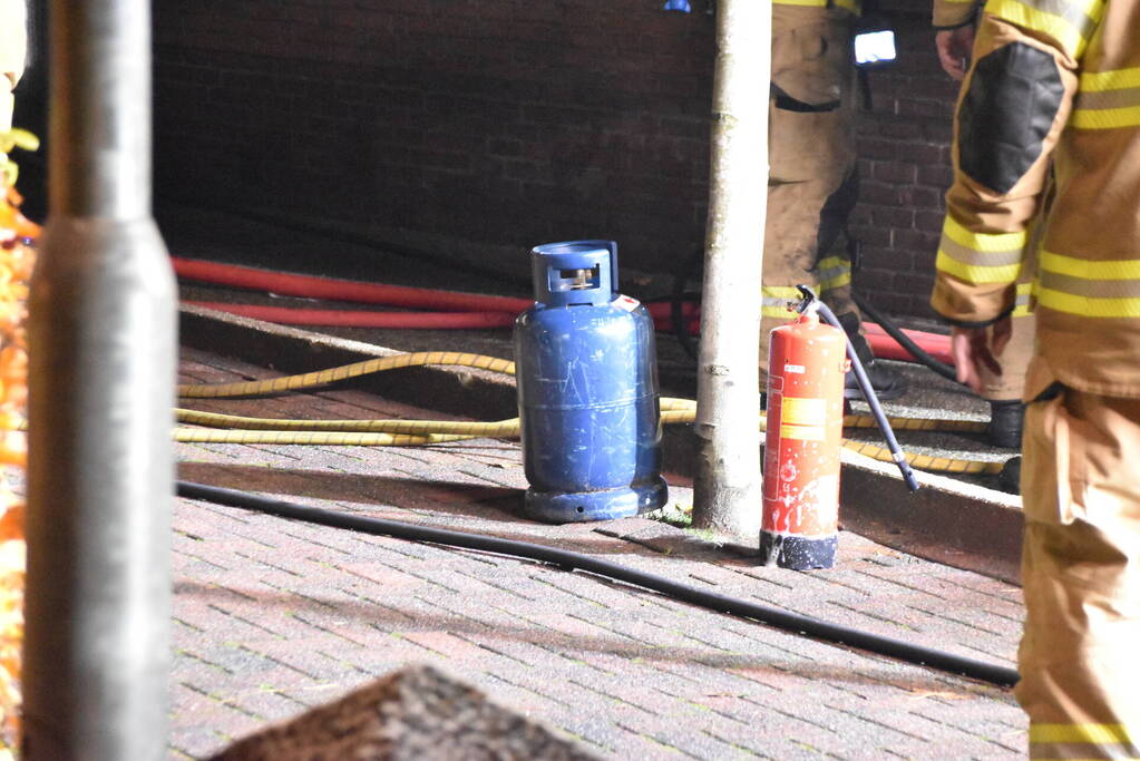 Veel schade na brand onder carport