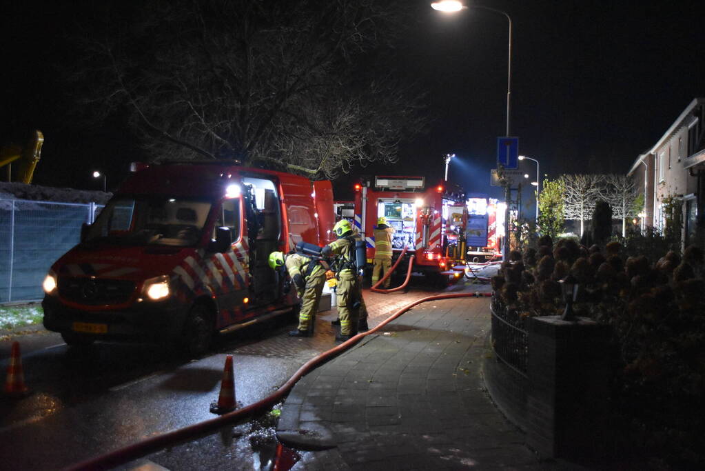 Veel schade na brand onder carport