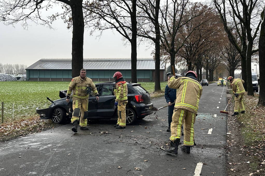 Automobilist zwaargewond bij botsing met boom