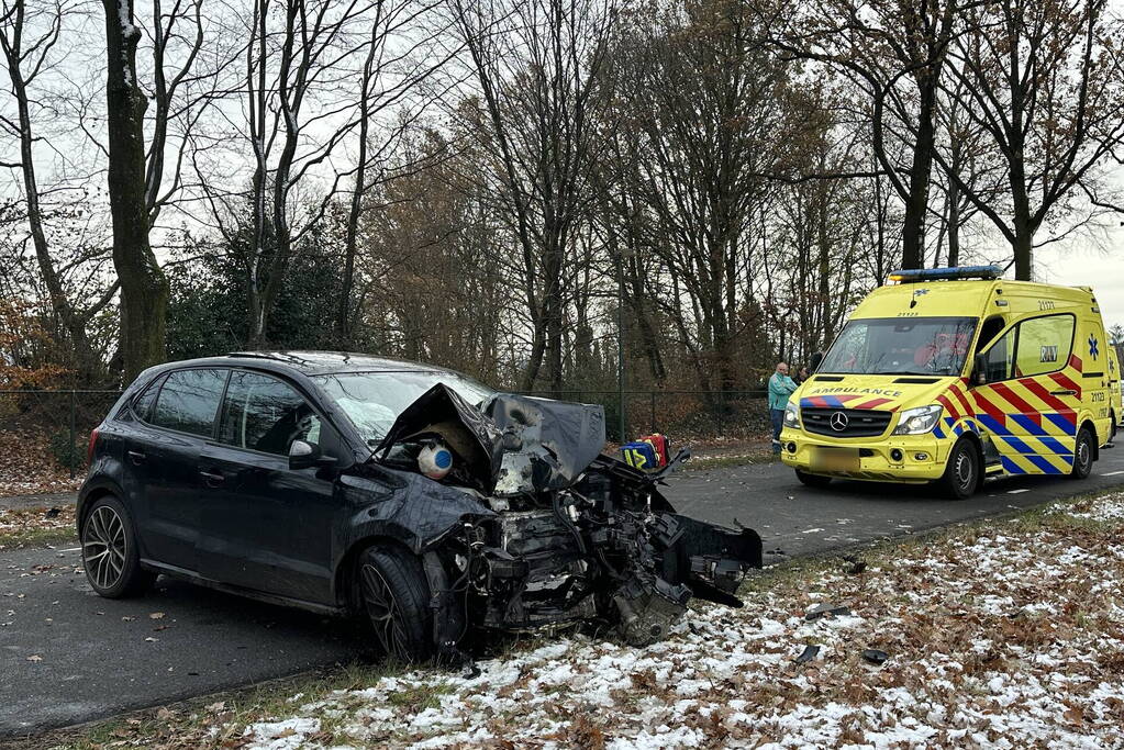 Automobilist zwaargewond bij botsing met boom