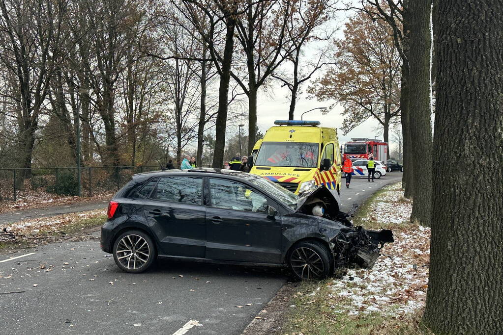 Automobilist zwaargewond bij botsing met boom