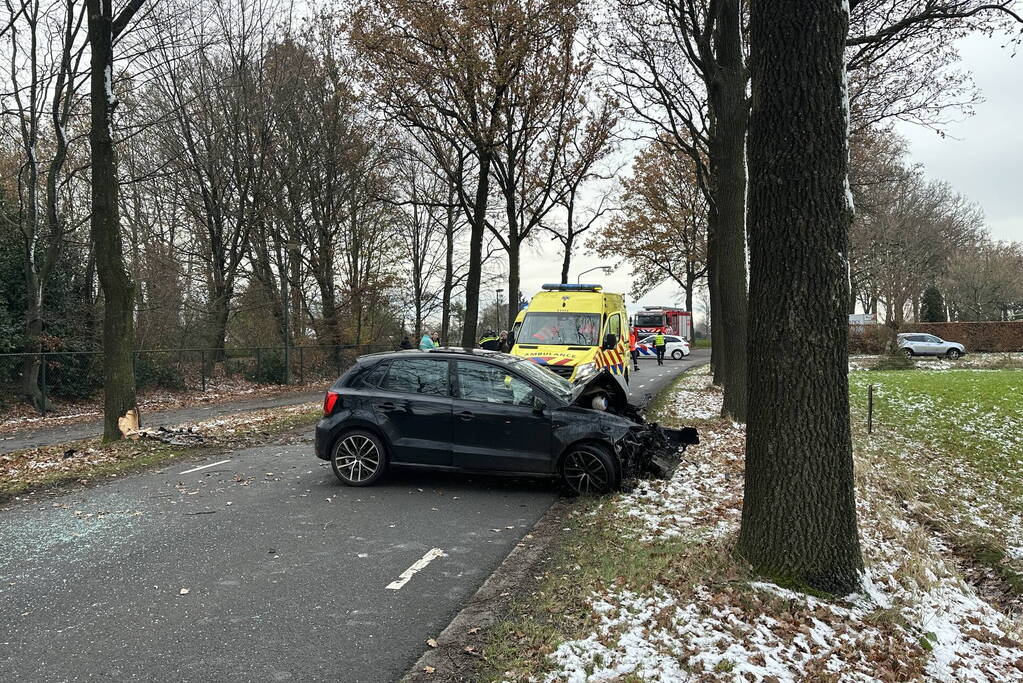 Automobilist zwaargewond bij botsing met boom