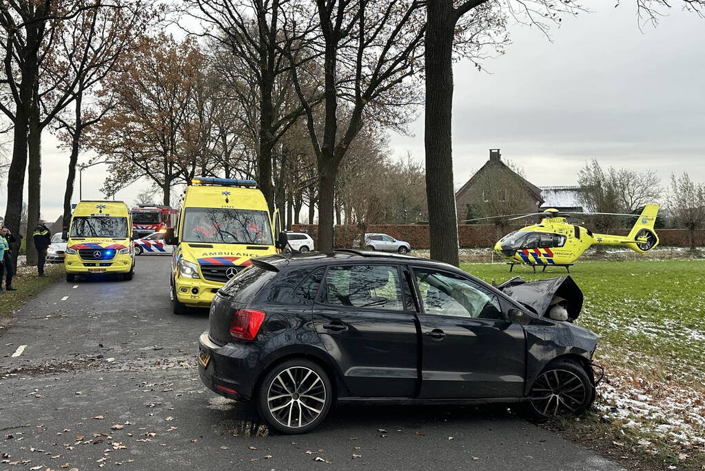 Automobilist zwaargewond bij botsing met boom