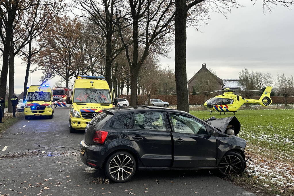 Automobilist zwaargewond bij botsing met boom