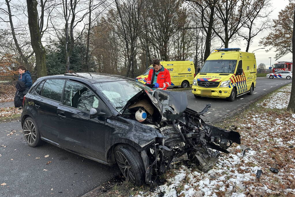 Automobilist zwaargewond bij botsing met boom