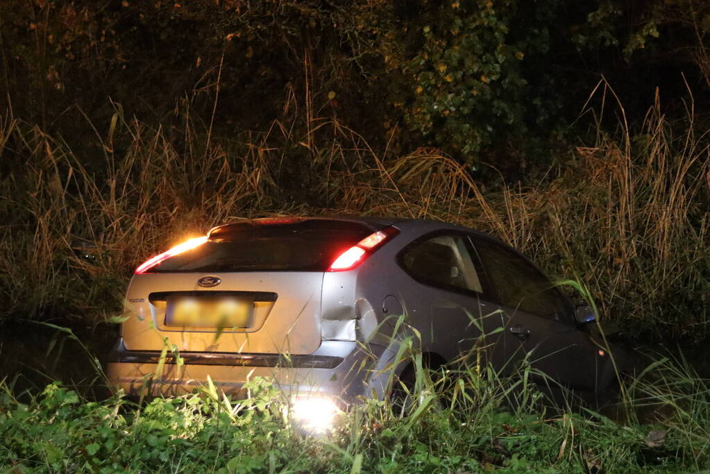 Automobilist verliest macht over stuur en belandt in sloot