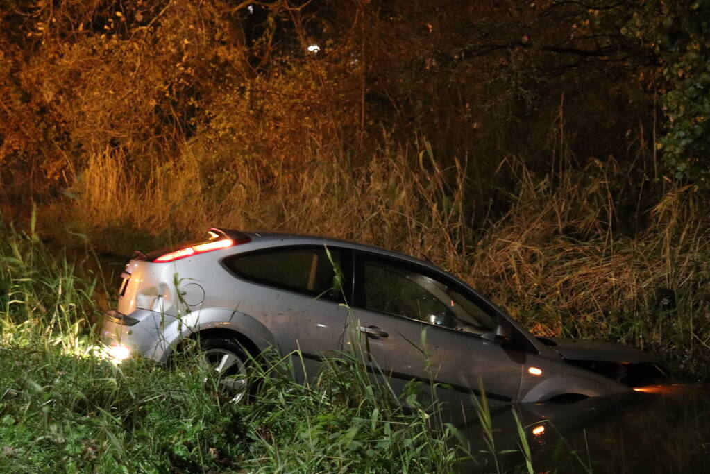 Automobilist verliest macht over stuur en belandt in sloot