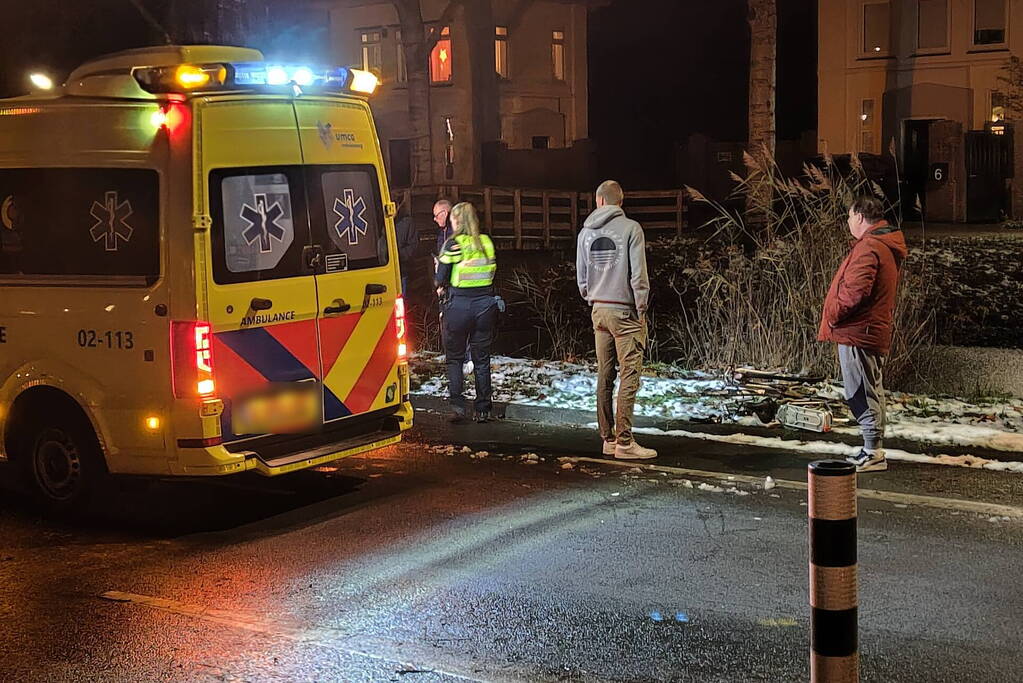 Fiets geplet door auto, persoon gewond naar ziekenhuis