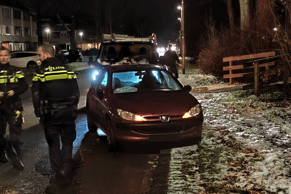 Fiets geplet door auto, persoon gewond naar ziekenhuis